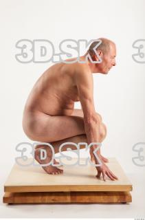 Kneeling pose of nude Ed 0007